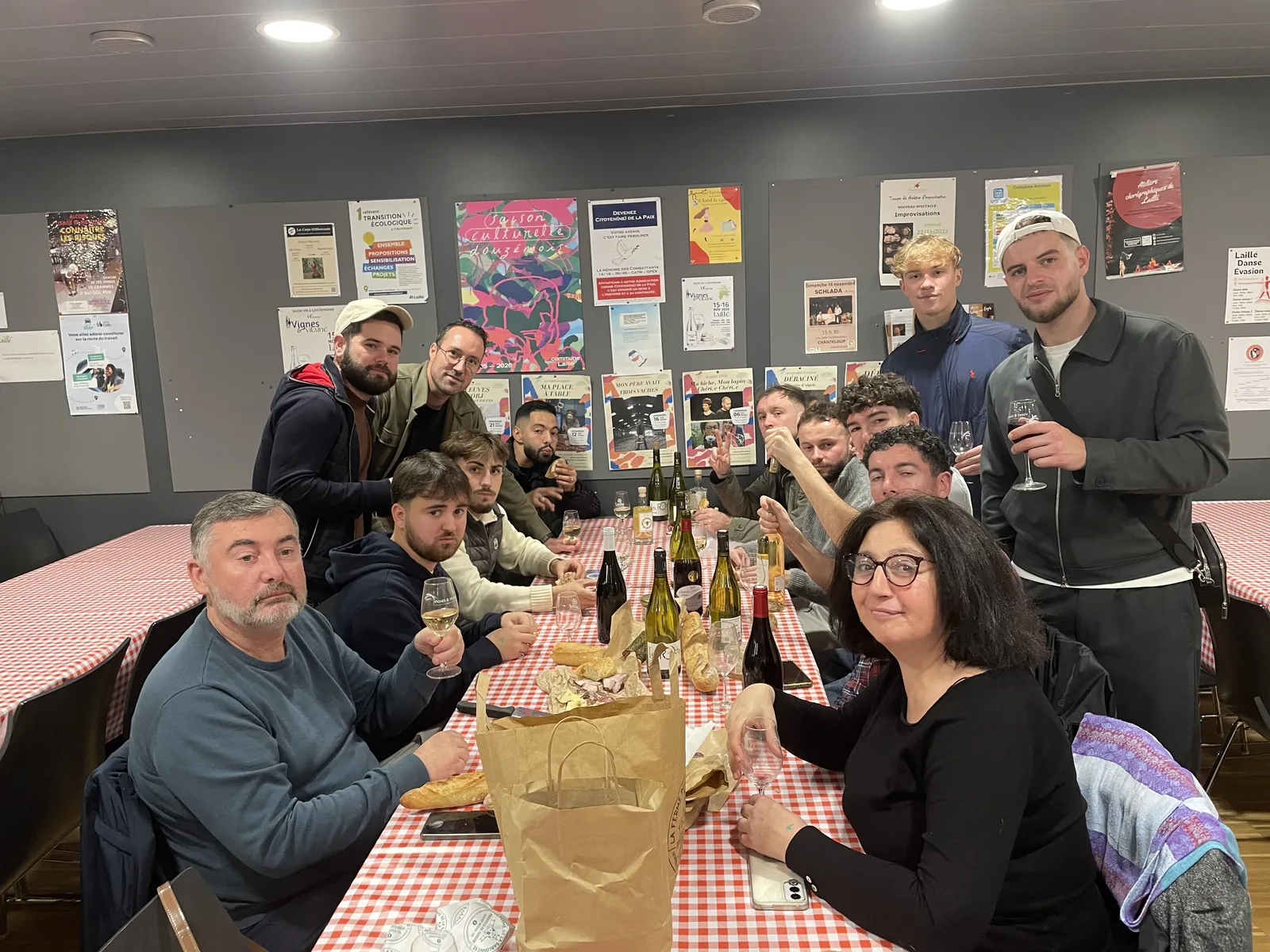 Convives partageant un repas au salon Vignes & Vilaine
